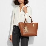 COACH 26SS 베어 퍼피 백 참 인 시그니처 캔버스 (CCX44 B4 XHG)