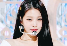 더쿠 - 보라색 깃털 날리는 궁전의 로판 공주님 같은 오늘자 음중 아이브 I AM 엔딩 장원영.gif