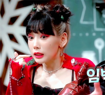 더쿠 - 또 한껏 맘먹고 꾸민 다음주 놀토 태연 크리스마스 스타일링.gif (옷에 불 들어옴;)