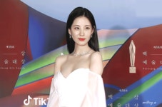 더쿠 - 급식실에서 만났다고 웃던 애기들이 커서 나란히 2022 백상에 참석함.gif