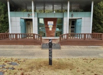 과천시, 공원 공중화장실 입구에 반려견 목줄 거치대 설치