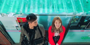 더쿠 - (박보검x박소담) like you 편의점 아래 비 피하는 혜준x정하 gif