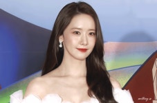 더쿠 - 급식실에서 만났다고 웃던 애기들이 커서 나란히 2022 백상에 참석함.gif