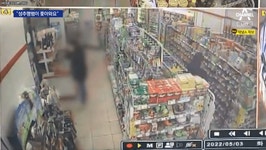 더쿠 - 도망간 피해자를 쫓아 편의점 안까지 따라온 성추행범과 직원의 침착한 대응.cctv