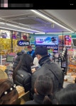 더쿠 - 건대 편의점에서 알바중인 유명 가수.jpg