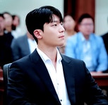 더쿠 - 법정에서 인주 한번을 안보려고 노력하는것좀봐