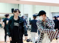 더쿠 - 진이랑 정국은 장난칠때 진짜 행벅해보임