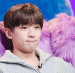 더쿠 - 입술 이렇게 말아 넣을 때