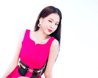 더쿠 - 나오는 순간 헉!!!한 아이브(IVE) 데뷔 뮤비 티저 핫핑크 장원영 .gif