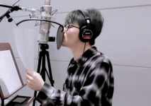 더쿠 - 마크 한결같이 가사지 보면서 랩하는거 너무 좋아ㅠㅠㅠ