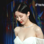 더쿠 - 급식실에서 만났다고 웃던 애기들이 커서 나란히 2022 백상에 참석함.gif