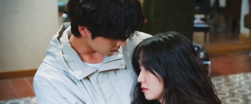 더쿠 - [무인도의 디바] 무게감이 1도 안 느껴지는 공주님 안기.gif