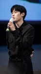 더쿠 - 이 각도의 성철이 개같이 사랑하는 사람 나만 있는거 아니잖아