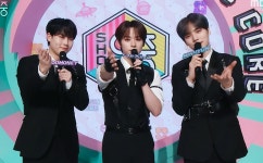 더쿠 - 오늘 음악중심 무대 3개 + 스페셜 MC 의상 전부 존예였던 몬스타엑스.jpgif