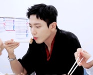 더쿠 - 전참시에 나온 정용화 헤어메이크업 전 vs 후.jpgif