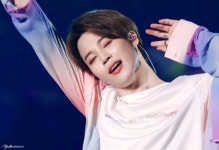 더쿠 - 지민이 이 학종이셔츠 넘 잘 어울렸음❣