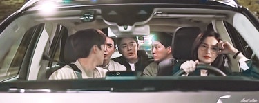 더쿠 - 익준이 이런 모먼트 너무 귀여움ㅋㅋㅋㅋㅋ혼자 양쪽에 치여서 쭈굴탱돼있음