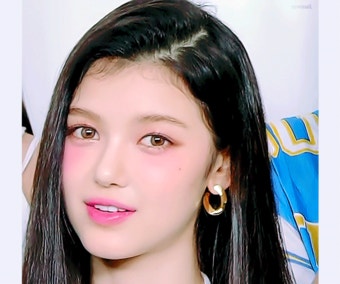 더쿠 - 웃을 때 세계제일 ccccc 행복해보이는 오늘자 뮤직뱅크 뉴진스 다니엘.gif