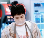 더쿠 - 인동 든 방탄 진 달려라 석진.gif (pc방 알바 체험하며 초등학생 20명과 대결)