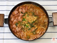 가족 모두가 감탄하는 부대찌개! 깊고 풍성한 맛으로 즐겨보세요~