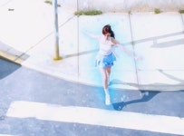 더쿠 - 횡단보도 하얀색만 밟는거 봐