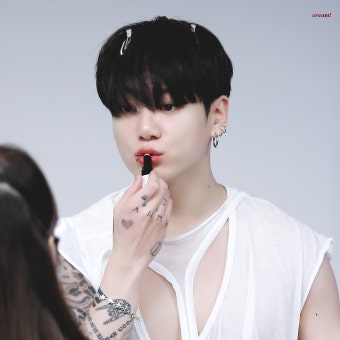 더쿠 - 수트핏 난리난.. 그런데 얼굴은 더 난리난 방금 뜬 방탄 정국 오피셜 포토.jpg