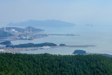 사천, 삼천포항을 내려보는 각산에 올라 - -───♣회원자작사진 - 아름다운황혼열차(黃昏列車) 사천, 삼천포항을 내려보는 각산에 올라