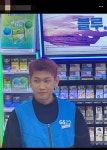 더쿠 - 건대 편의점에서 알바중인 유명 가수.jpg