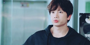 더쿠 - 신석호 목걸이하고 다니는거 좋음