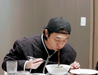 더쿠 - 하 아니 누가 짜장면 먹다가 맛있어서 이렇게 놀람