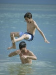 무료 이미지 : 남자, 바다, 물, 대양, 문신, 나비, 의류, 근육... 물, 대양, 문신, 나비, 의류, 근육, 수영복, 헤엄 치는 사람, 가슴, 인간의... 