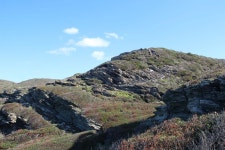 무료 이미지 : 경치, 나무, 잔디, 록, 황야, 언덕, 산맥, 형성, 목장, 고지, 국립 공원, 파란 하늘, 바위, 지질학, 노출, 목초지, 절벽... 