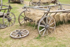 목적, 서부 사람, 말, 고대의, 갈색, 차량, 자동차 타이어, 잔디, 살, 농촌 지역, 자동차 바퀴 시스템, 자전거 액세서리, 자동차 부품... 