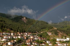 무료 이미지 : 무지개, 구름, 하늘, 도시, 언덕 역, 자연 경관, 산촌, 기상 현상, 고지, 산맥, 마을, 농촌 지역, 나무, 주거 지역... 