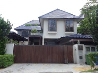 측선, 시골집, 아스팔트, 부동산, 정면, 집 문, 경치, 지붕, 집 펜싱, 주차장 문, 잔디, 차도, 그늘, 아파트, 조경, 근교, 콘크리트, 옥외... 