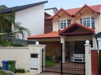 재료, 시골집, 집 펜싱, 집 문, 측선, 울타리, 나무, 벽돌 세공, 근교, 창틀 창, 야자수, 그늘, 조경, 도시 디자인, 방, 금속, 옥외 구조물... 