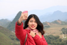 무료 이미지 : 근무 기간, 산악 지형, 표정, 아름다움, 미소, 소녀, 사진술, 스냅 사진, 하늘, 감정, 휴가, 장난, 언덕, 행복, 관광... 