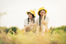 웃음, 애정, 스텝, 인물 사진, 로맨스, 언덕, 농장, 저녁, 초상화, 티셔츠, 사진 촬영 5957x3971 - GhatGptoreator - 1673372 - 무료 이미지 - PxHere