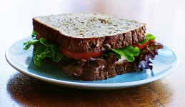 식품, 통밀 빵, 곡물 빵, 요리, 아침 샌드위치, 버팔로 버거, 구운 소고기, blt, 채식 햄버거, 손가락 음식, 레시피, 파스라미... 