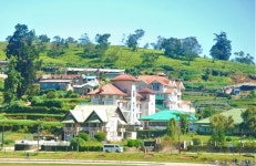 무료 이미지 : 나무, 하늘, 도로, 거리, 맨션, 도시, 지붕, 건물, 마을, 근교, 시골집, 정면, 재산, 관광 여행, 레인, 고지, 알프스 산맥, 농가... 