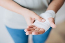 무료 이미지 : 푸른, 어린이, 아가, 피부, 손가락, 담홍색, 하늘, 팔, 네일, 구름, 몸짓, 유아, 무지, 발, 애정 3648x5472 - - 1523577 - 무료... 