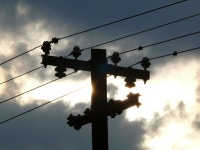 무료 이미지 : 전기 극, 전기 전선, 전기 에너지, 하늘, 구름, 낮, 가공 전력선, 분위기, 케이블, 철사, 전기 네트워크, 전기 공급, 폴, 햇빛... 