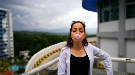 무료 이미지 : 소녀, 거품, 주차장, 공원, 집, 주거, 여자들, 아름다운, 사진술, 휴가, 장난, 미소, 관광 여행, 여가, 휴양, 행복... 