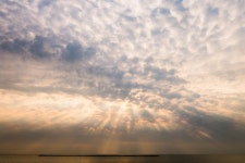 무료 이미지 : 남자, 바다, 연안, 물, 대양, 수평선, 사람, 구름, 하늘, 태양, 해돋이, 일몰, 햇빛, 아침, 호수, 새벽, 분위기, 황혼, 저녁... 