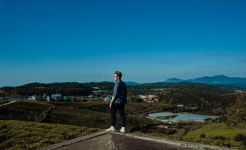 무료 이미지 : 초상화, 소년, 행복, 애정, 신선한, 자연스러운, 태양, 햇빛, 하늘, 구름, 산악 지형, 나무, 고지, 지구의 분위기, 사진술... 