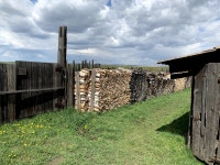 무료 이미지 : 마을, 구름, 하늘, 목재, 자연 경관, 땅의 제비, 건물, 경치, 목초지, 농촌 지역, 돌담, 잔디 가족, 벽돌 세공, 대초원, 목장... 