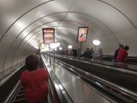 에스컬레이터, 하부 구조, 서 있는, 고정물, 운송 수단, 대도시 지역, 계단, 전기, 대중 교통, 대칭, 지하철 역, 도로, 어둠, 복합 재료... 