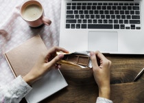 무료 이미지 : 공중선, 배경, 마실 것, 블로거, 단절, 카페, 평상복, 초콜릿, 통신, 연결, 사본 공간, 디자인 공간, 장치, 디지털, 먹다, 여자... 