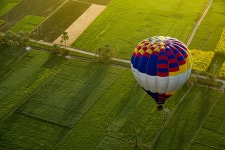 무료 이미지 : 풍선, 에어로스트, 열기구 열기, 세계, 잔디, 여가, 식물, 비행기 여행, 경치, 휴양, 항공기, 에어 스포츠, 목초지... 