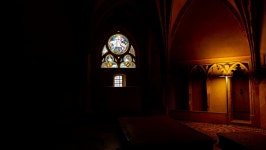 스테인드 글라스, 유리, 어둠, 예배당, 종교 연구소, 둥근 천장... 방, 밤, 건물, 일광, 신전, 수도원, 시각 예술, 신사, 전등, 성당, 교구... 